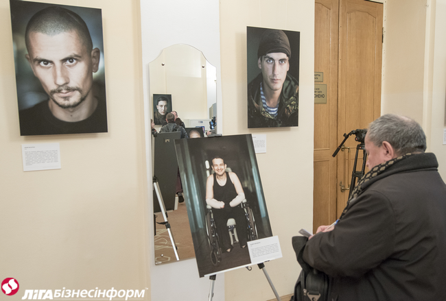 У Києві показали портрети добровольців і солдатів із зони АТО (ФОТО) - фото 2