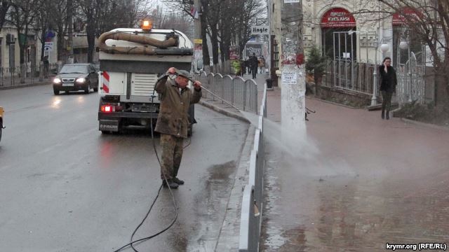 Окупанти в Сімферополі миють вулиці дефіцитної питною водою - фото 1