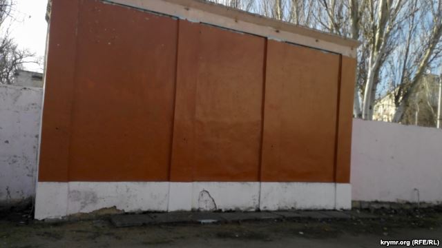 У центрі Керчі замалювали останнє графіті з Путіним - фото 1