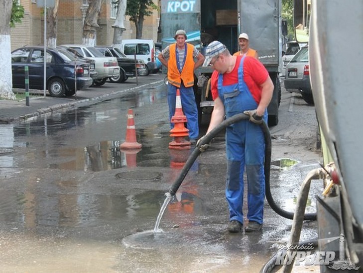 Через прорив каналізації затопило дві вулиці в Одесі - фото 1