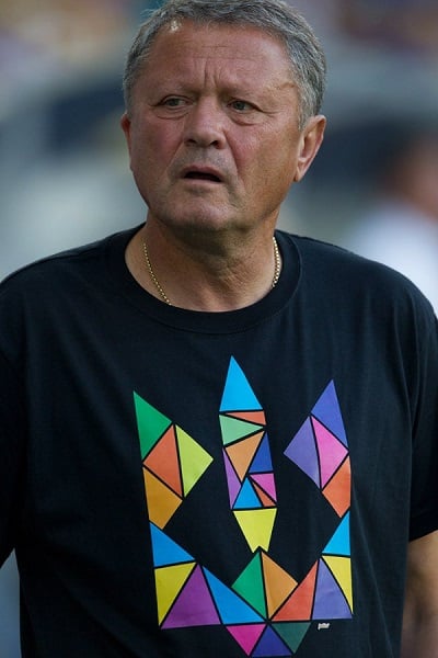 Маркевич подарував легендарну футболку з тризубом бійцю АТО - фото 1