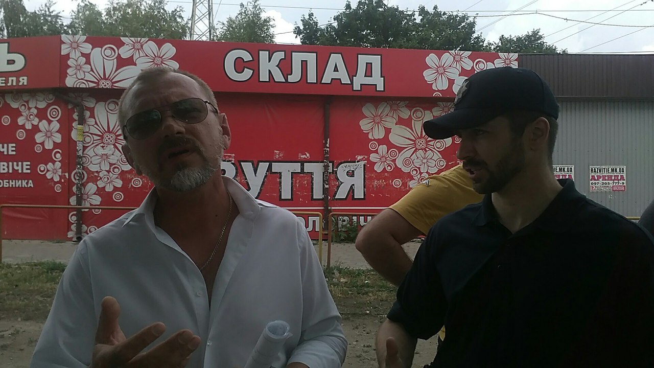 У Миколаєві скандальний активіст перешкоджає демонтажу "пеліпасівських" білбордів - фото 5