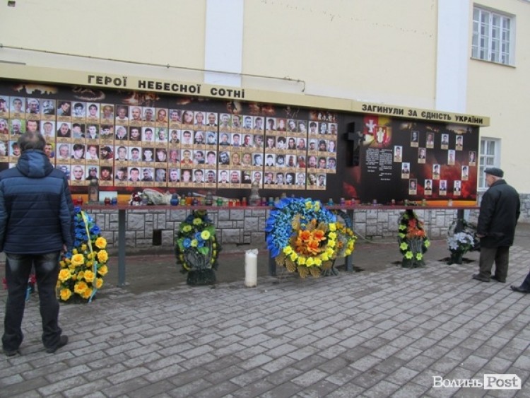 У Луцьку зі стенду з загиблими героями прибрали добровольців АТО - фото 1