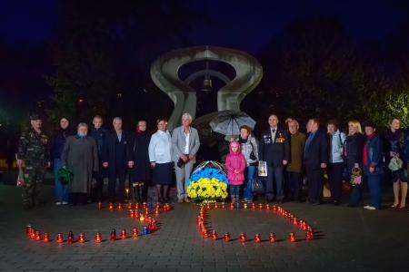 Дніпропетровці зі свічками вночі зібралися біля пам'ятника чорнобильцям  - фото 1