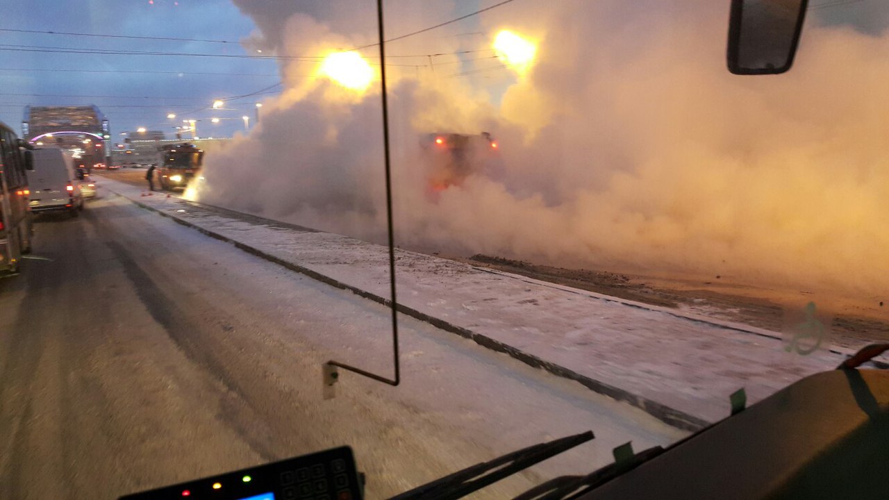 У Петербурзі автобус з пасажирами провалився у трубопровід з окропом (ФОТО) - фото 2