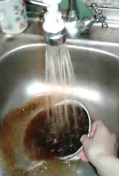 Із запорізьких кранів тече коричнева гаряча вода