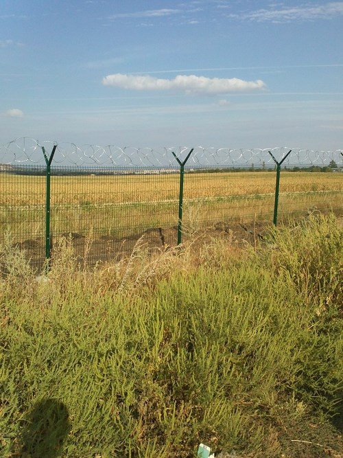 Росія відгородилася від терористів "ЛНР" багатокілометровим парканом (ФОТО) - фото 2