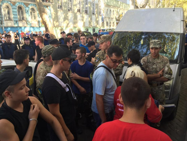  Поліція заблокувала машини активістів, які штурмували палац Ківалова - фото 2