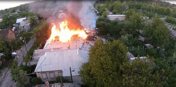 Донецьк охопило полум'ям після масованого артобстрілу (ФОТО) - фото 1