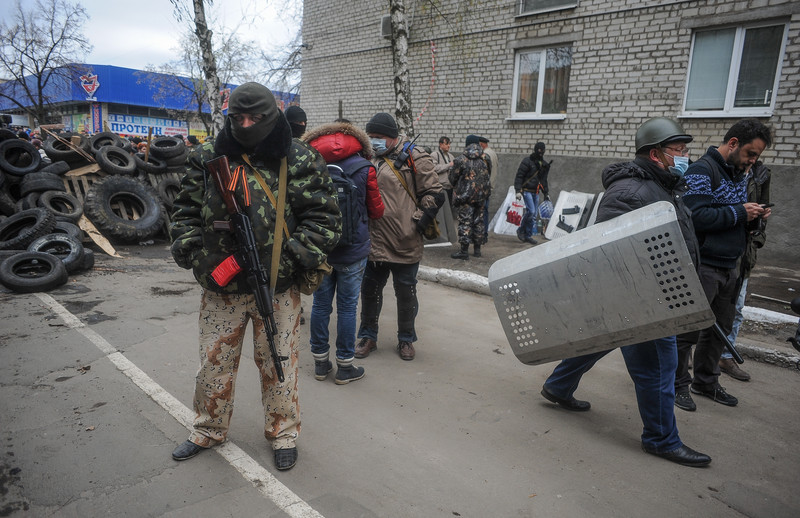 Баррикады боевиков в Слов & quot; янскую 12 апреля 2014