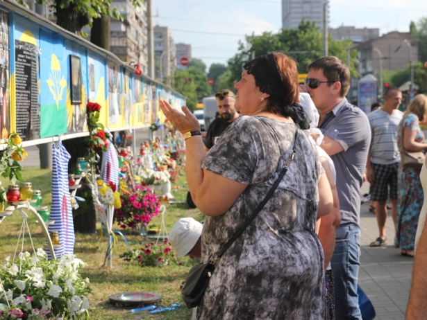 В пам`ять про загиблих в ІЛ-76 десантників у Дніпропетровську розвісили криваві тільняшки (ФОТО) - фото 1