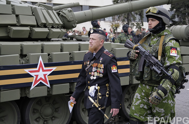 Як в Москві, Донецьку та Луганську терористи синхронно брязкали зброєю (ФОТО) - фото 9