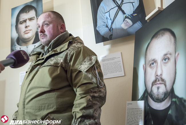 У Києві показали портрети добровольців і солдатів із зони АТО (ФОТО) - фото 4