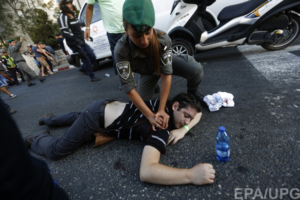 Релігійний фанатик напав із ножем на гей-парад у Єрусалимі - фото 6