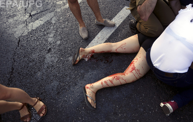 Релігійний фанатик напав із ножем на гей-парад у Єрусалимі - фото 4