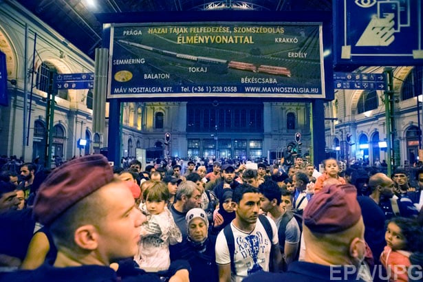 Як біженці штурмують вокзал у Будапешті (ФОТОРЕПОРТАЖ) - фото 2