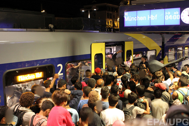 Як біженці штурмують вокзал у Будапешті (ФОТОРЕПОРТАЖ) - фото 1