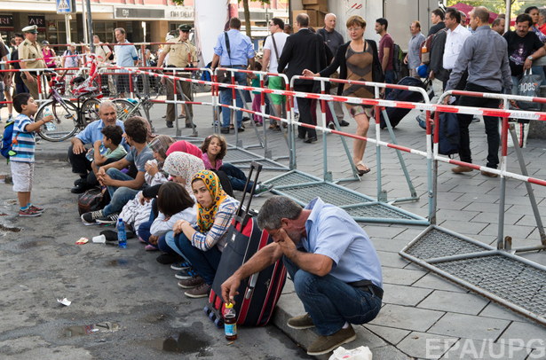 Як біженці штурмують вокзал у Будапешті (ФОТОРЕПОРТАЖ) - фото 10