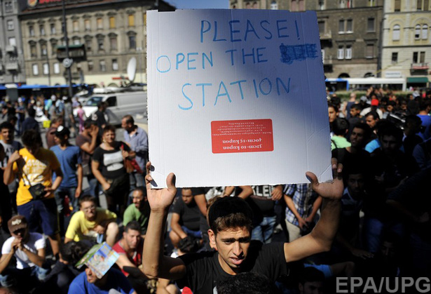 Як біженці штурмують вокзал у Будапешті (ФОТОРЕПОРТАЖ) - фото 9