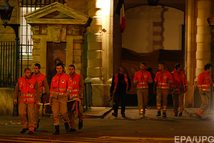 П'ятниця, 13-те у Парижі: Близько 150 загиблих, сотні поранених (ФОТОРЕПОРТАЖ) - фото 12