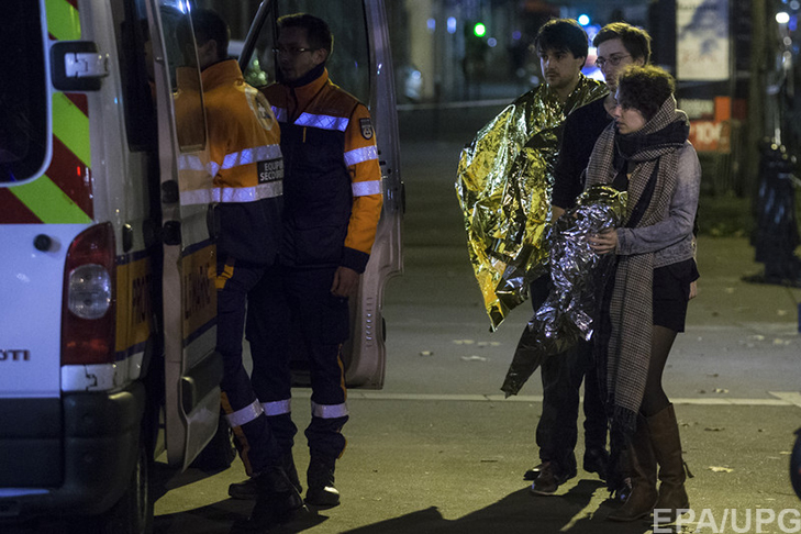 П'ятниця, 13-те у Парижі: Близько 150 загиблих, сотні поранених (ФОТОРЕПОРТАЖ) - фото 9