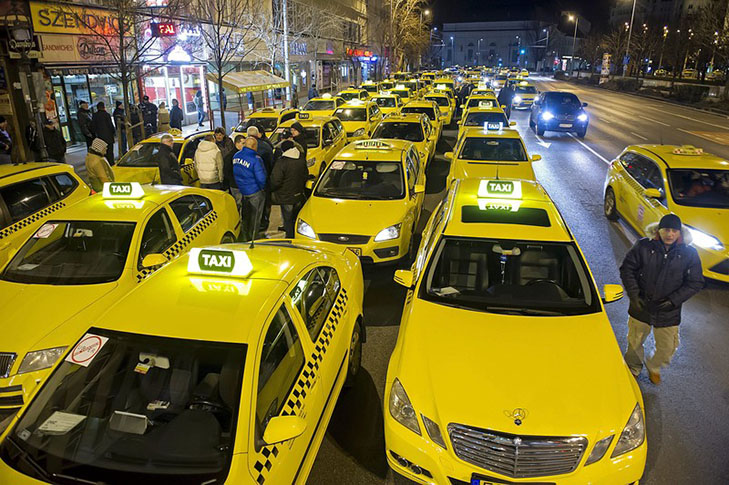 Таксисти взяли приклад із французів і протестували проти Uber вогнем - фото 17