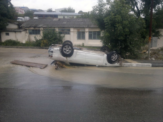 На Кубані потужна стихія знесла кілька машин - фото 5