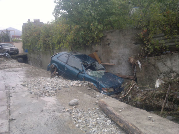 На Кубані потужна стихія знесла кілька машин - фото 3