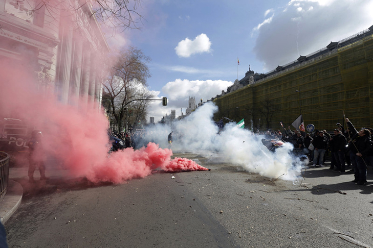 Таксисти взяли приклад із французів і протестували проти Uber вогнем - фото 15