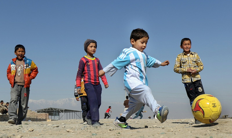 Як грає афганський хлопчик, якому Мессі подарував форму - фото 4