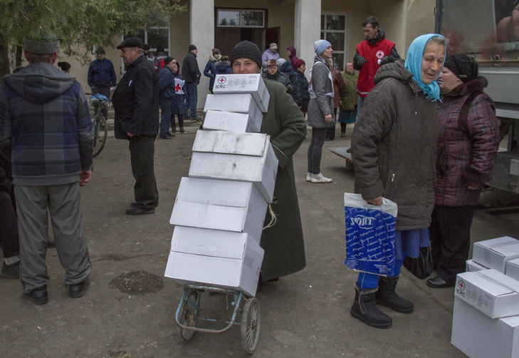 Перевірки та приниження: Як на Донбасі водитимуть переселенців колами пекла - фото 1