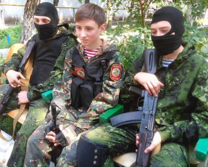 На блокпостах в "ДНР" чергують діти зі зроєю - ОБСЄ (ФОТО) - фото 1