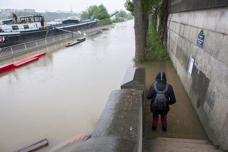 Париж затопило. Як зараз виглядає столиця Євро-2016 - фото 6