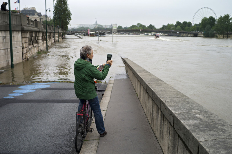 Париж затопило. Як зараз виглядає столиця Євро-2016 - фото 4