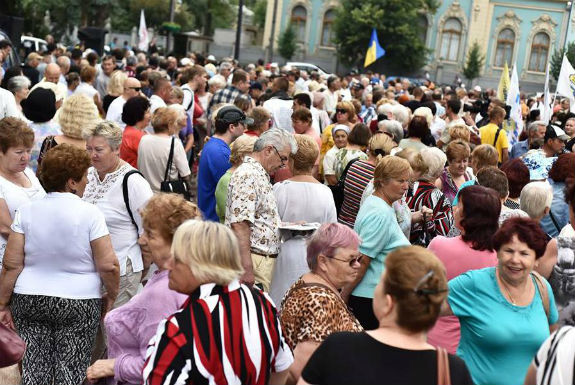 Рух на Грушевського перекрито: Біля Кабміну мітингують 200 активістів (ФОТО) - фото 3