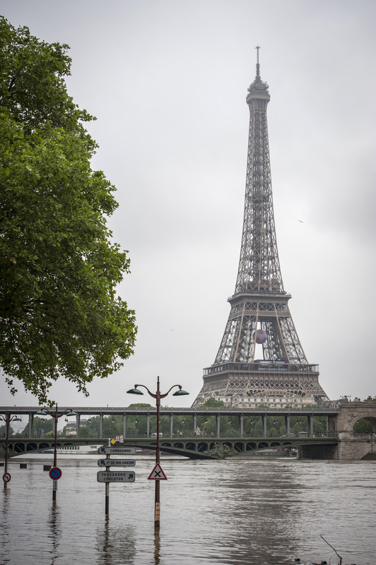 Париж затопило. Як зараз виглядає столиця Євро-2016 - фото 3