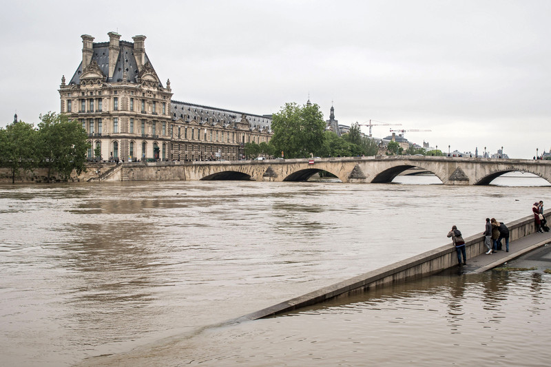 Париж затопило. Як зараз виглядає столиця Євро-2016 - фото 2