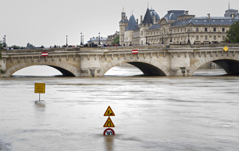 Париж затопило. Як зараз виглядає столиця Євро-2016 - фото 1