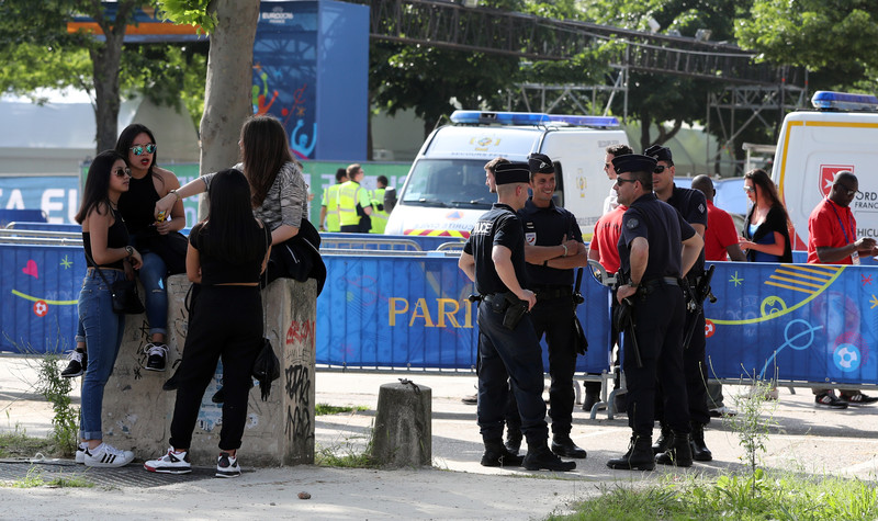 Поліція заполонила Париж перед відкриттям Євро-2016 - фото 1