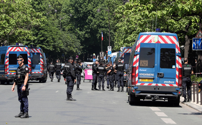 Поліція заполонила Париж перед відкриттям Євро-2016 - фото 4