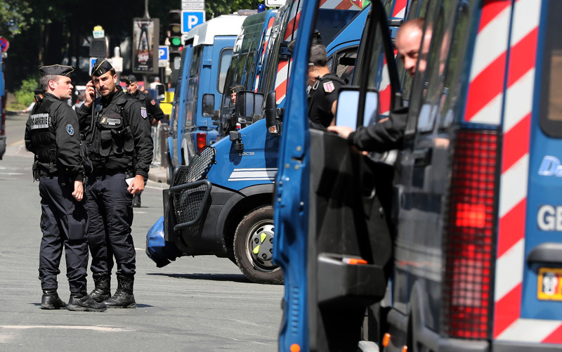 Поліція заполонила Париж перед відкриттям Євро-2016 - фото 3