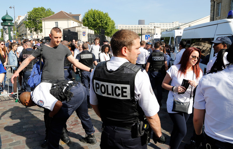 Поліція заполонила Париж перед відкриттям Євро-2016 - фото 2