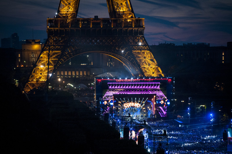 Автоматники прочісують Париж перед стартом Євро-2016 - фото 5