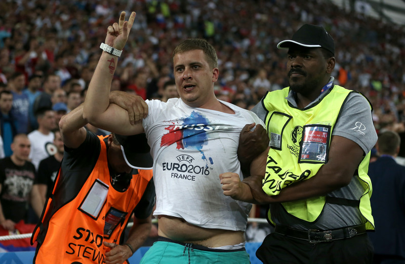Як стюарди видворили зі стадіону п'яного росіянина, який ледь не загубив труси - фото 1