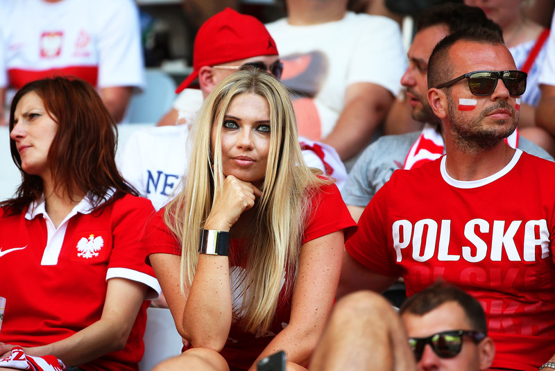 Як гарненькі фанатки збірної Польщі дивляться матч з Північною Ірландією - фото 2