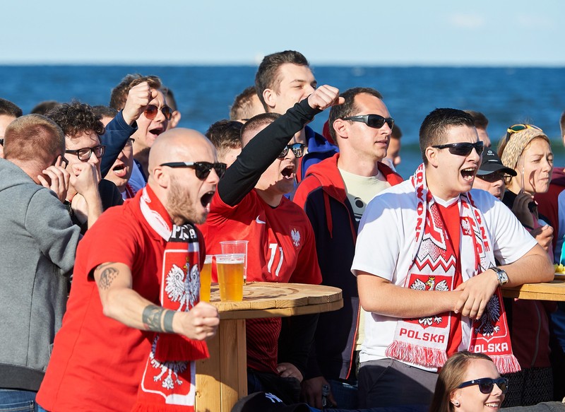 Як поляки з пивом на пляжі Ніцци за збірну вболівають - фото 1