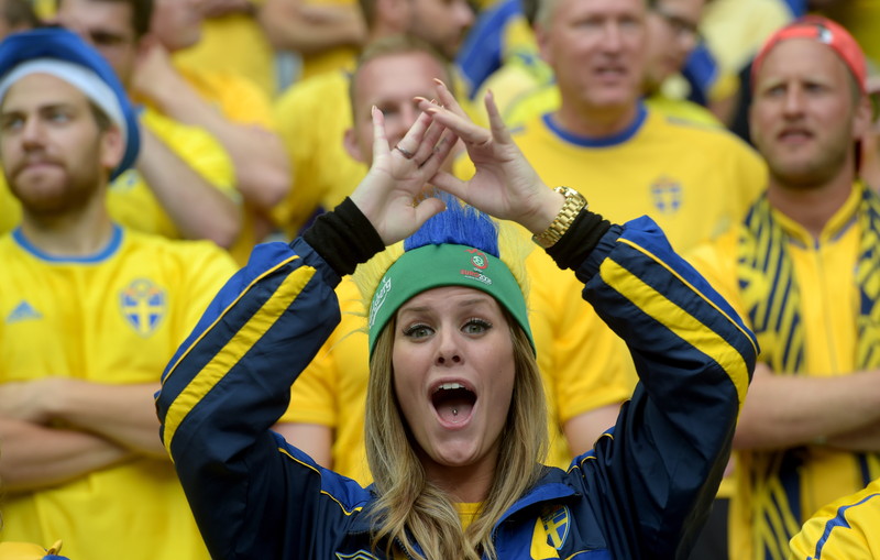 Як гарненькі шведки та ірландки готуються прикрашати собою матч збірних - фото 1