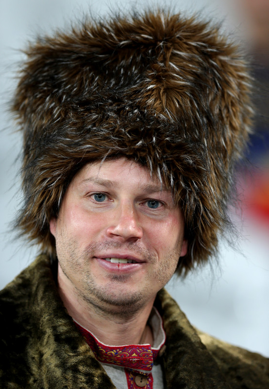Як російський фанат парить голову в шапці-вушанці із серпом і молотом під час Євро-2016 - фото 2