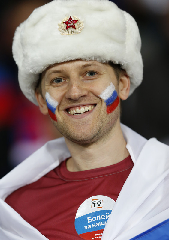 Як російський фанат парить голову в шапці-вушанці із серпом і молотом під час Євро-2016 - фото 1