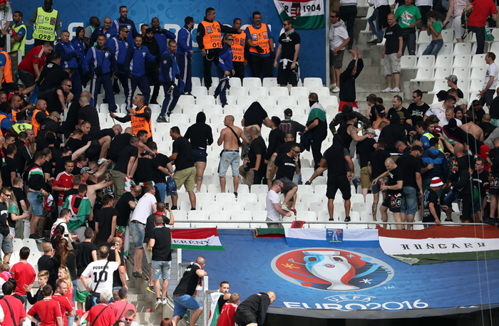 Угорські фанати б'ються з поліцією на стадіоні в Марселі - фото 1